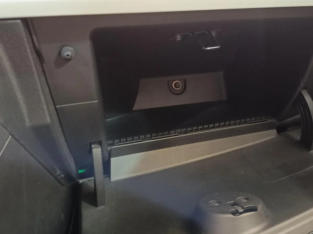 Gros plan sur la boîte à gants ouverte de la Fiat 500 Hybrid, montrant l'intérieur noir et la prise USB.