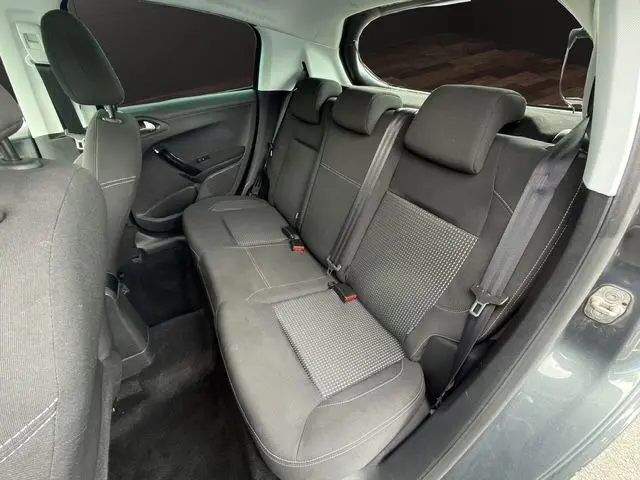 Vue intérieure côté droit montrant la banquette arrière grise avec ceintures et appuie-têtes dans une Peugeot 208 2017.