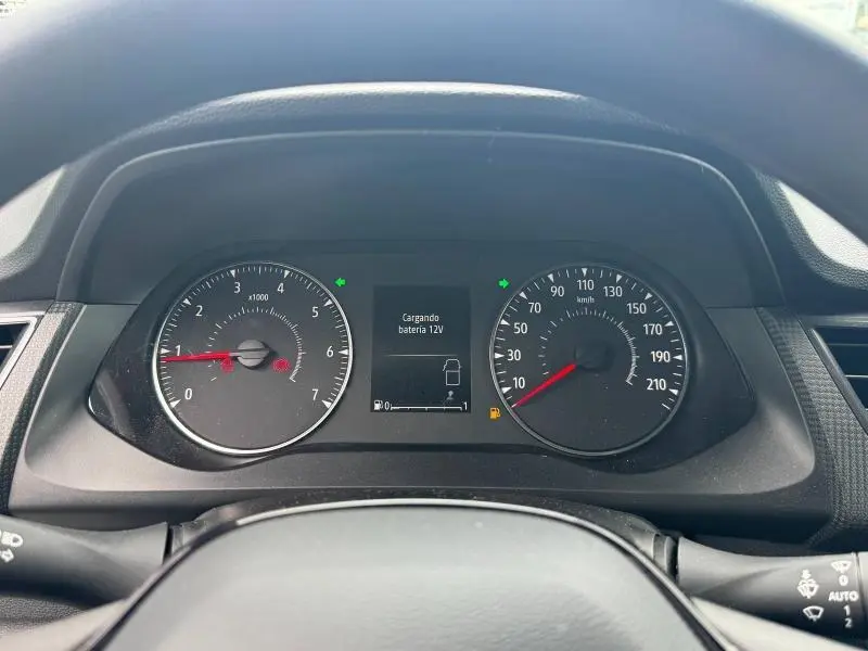 Vue rapprochée du tableau de bord du Renault Kangoo 2024 avec compte-tours, compteur de vitesse et écran multifonction allumé.