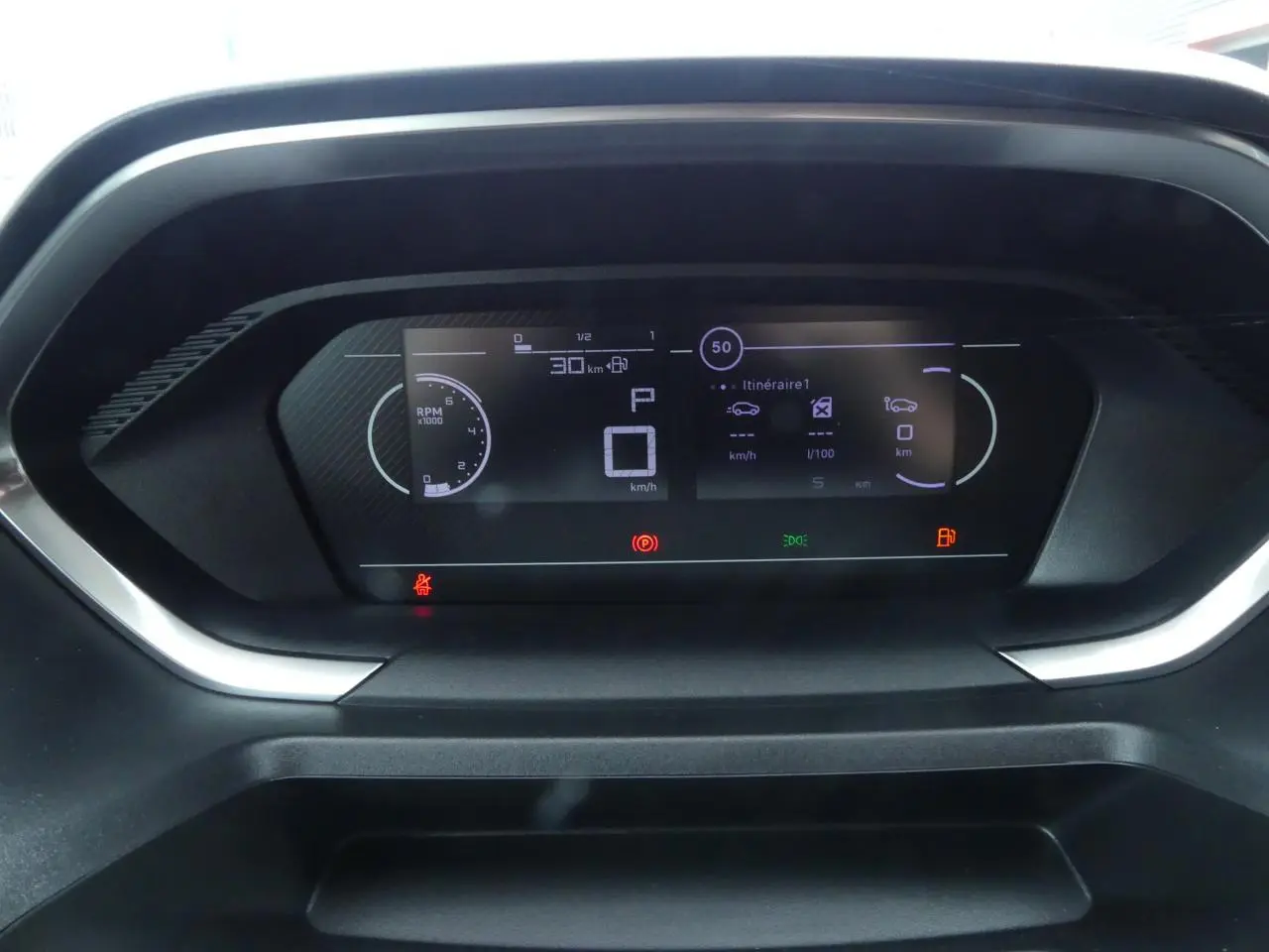 Tableau de bord numérique du Peugeot Partner 2025 affichant la vitesse, le régime moteur et les alertes au repos.