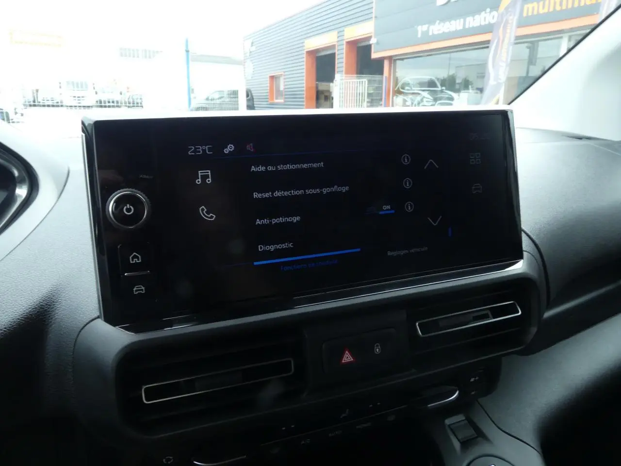 Écran tactile central affichant les aides à la conduite dans l'habitacle du Peugeot Partner blanc 2025.