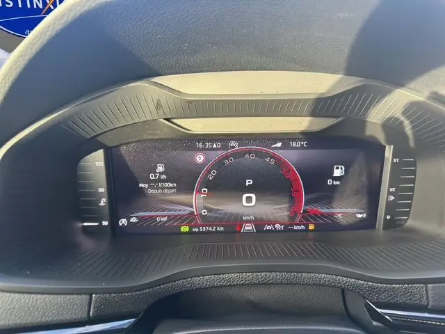Vue rapprochée du tableau de bord digital 10,25'' du Skoda Karoq 2025, affichage clair des compteurs et informations.
