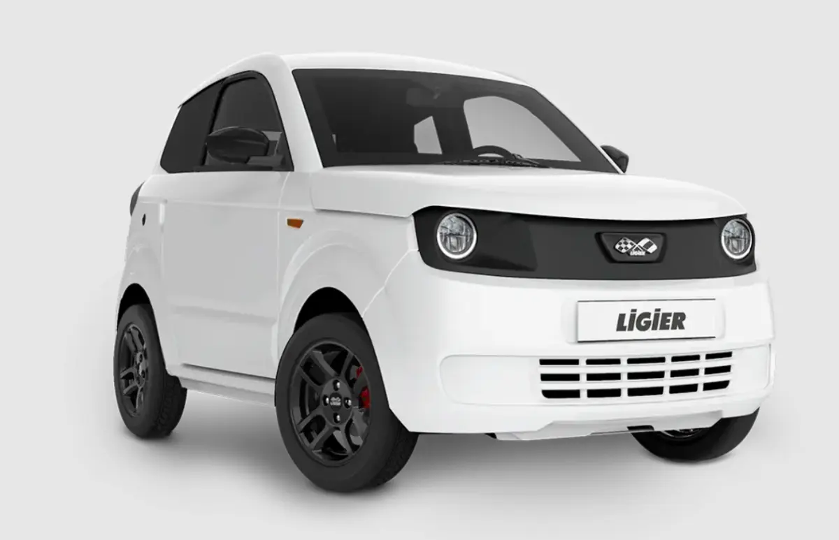 Vue 3/4 avant du Ligier Myli blanc 2026 avec jantes alu noires et calandre noire distinctive.