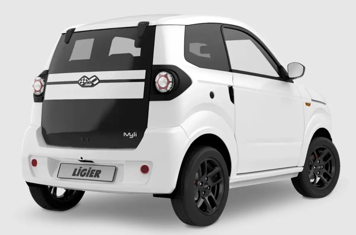 Vue 3/4 arrière droite d'une Ligier Myli blanche avec hayon noir et jantes alu noires.