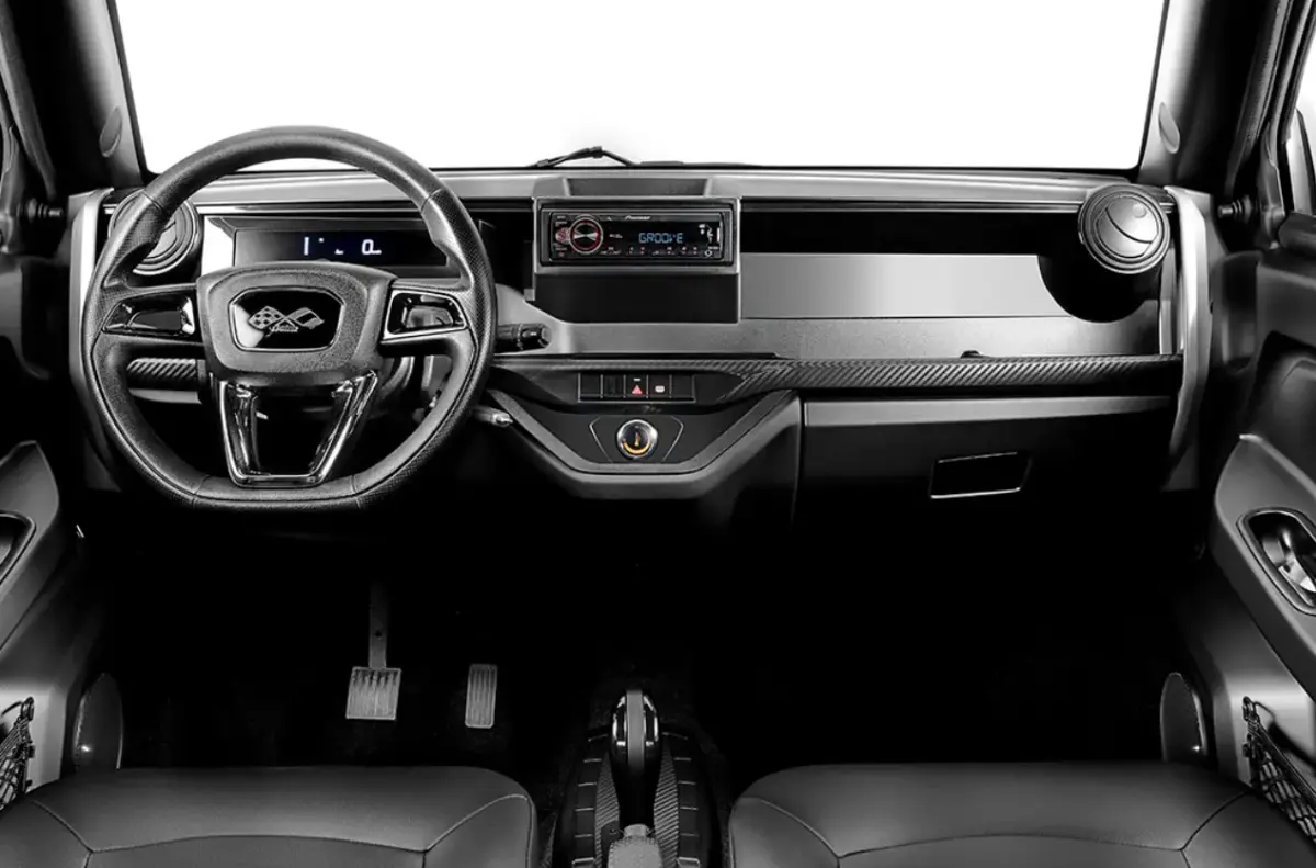 Vue frontale de l’habitacle noir du Ligier Myli 0.5 REVO D+ MAX avec tableau de bord minimaliste et autoradio 1DIN.