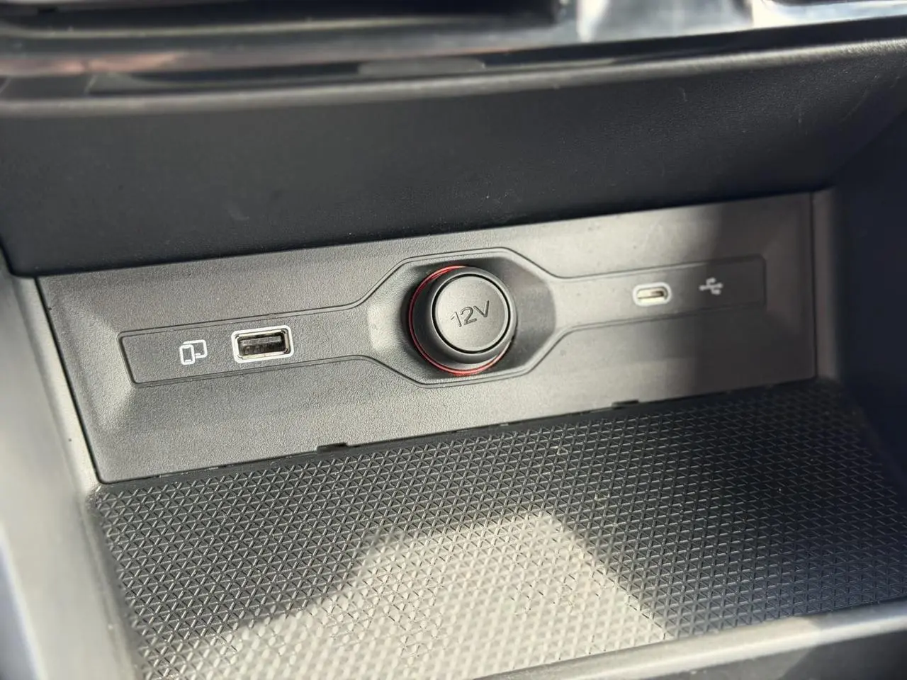 Prise USB, prise USB-C et allume-cigare 12V en gros plan dans l’habitacle du MG3 2025.