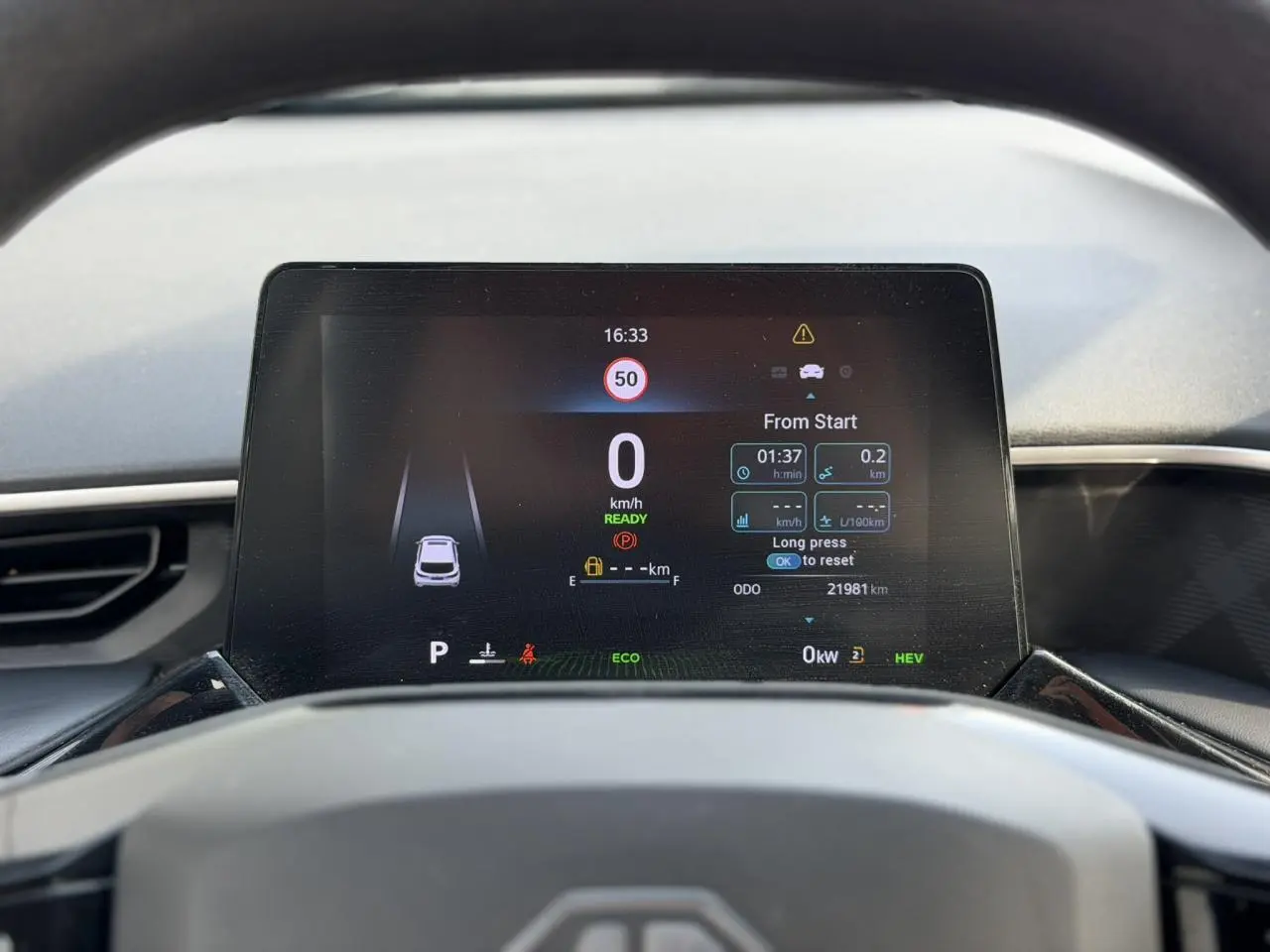 Vue rapprochée du tableau de bord numérique du MG3 1.5 Hybrid+ 195 Comfort, affichage vitesse et alertes.