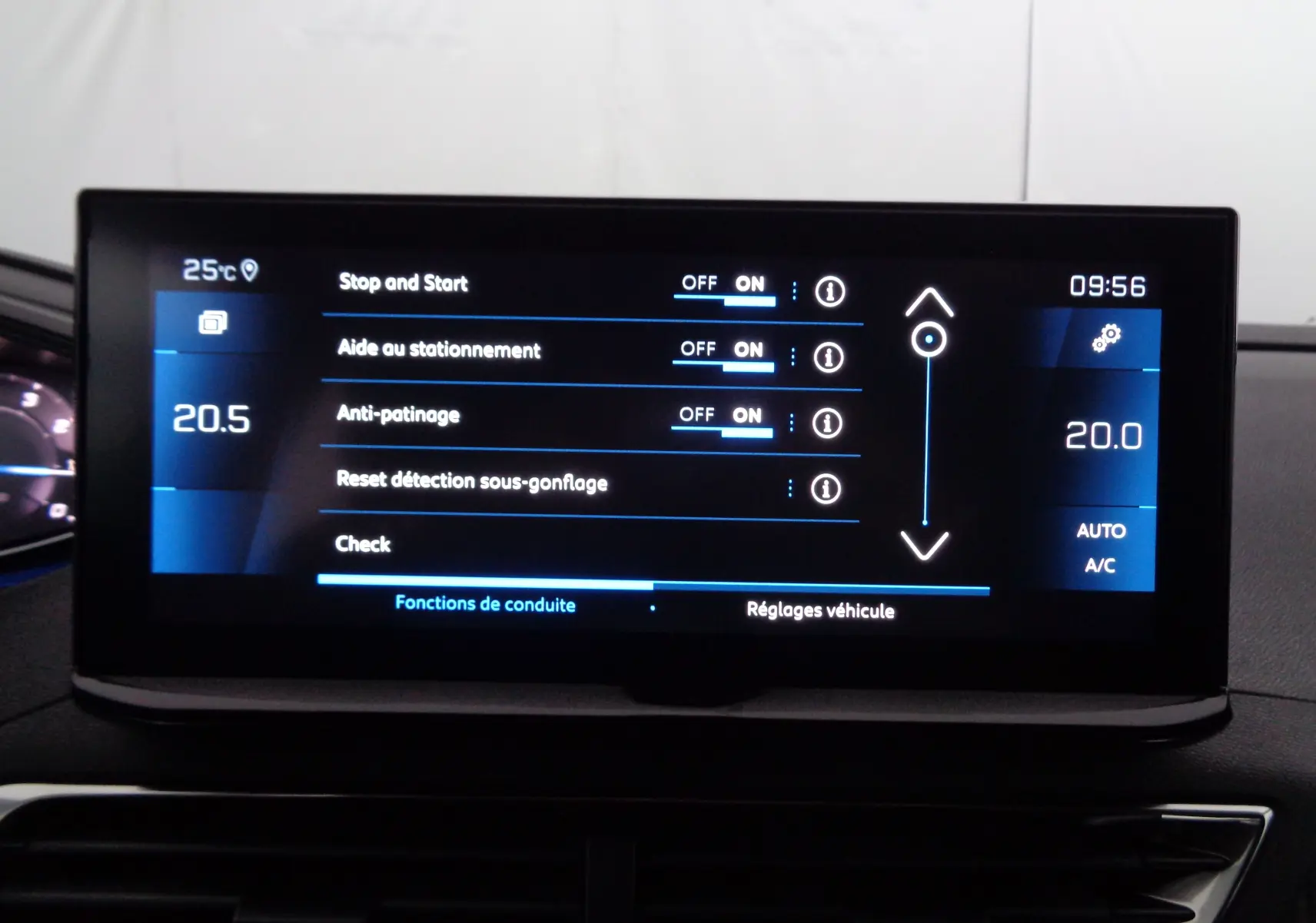 Écran tactile central du Peugeot 3008 2023 affichant les réglages d'aide à la conduite et climatisation.
