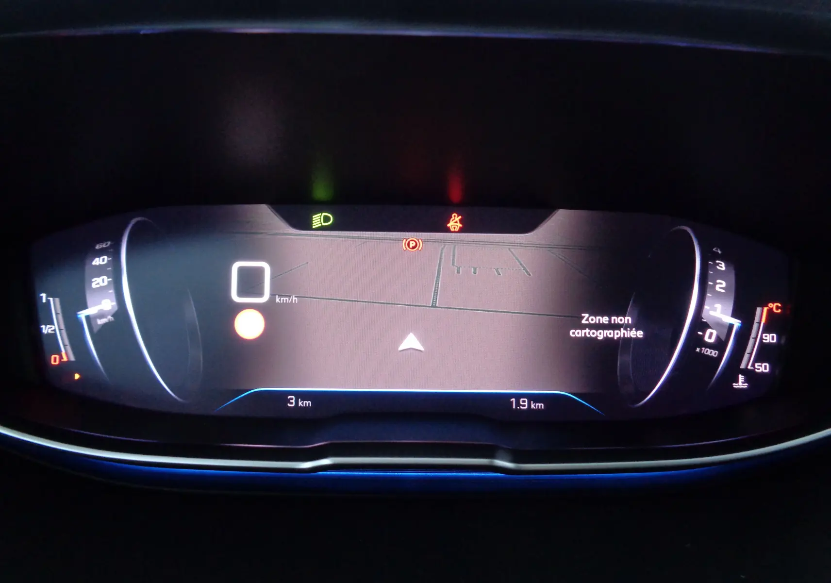Tableau de bord numérique du Peugeot 3008 2023 affichant la vitesse à zéro et une zone non cartographiée.
