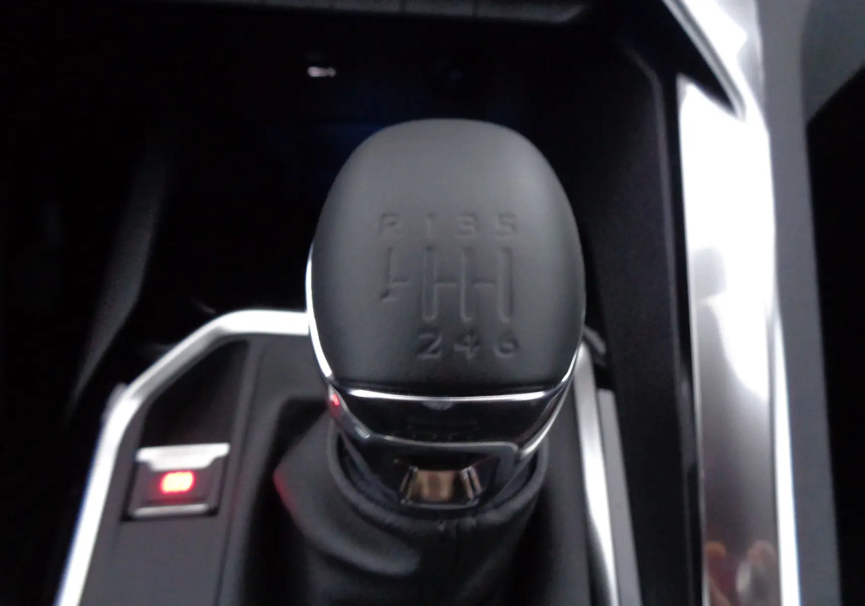 Le levier de vitesses manuel en gros plan du Peugeot 3008 gris Artense, montrant les six rapports et la marche arrière.