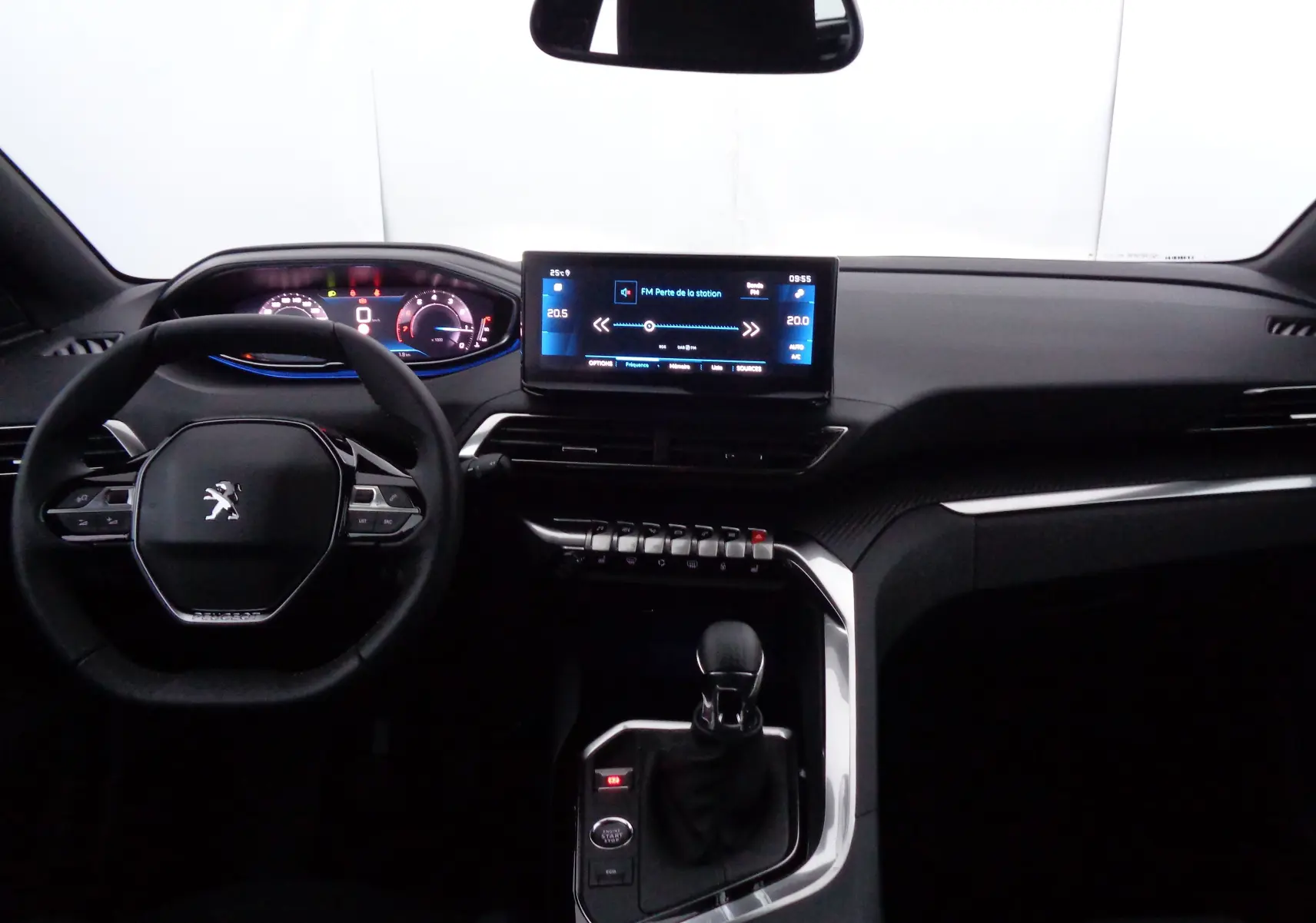 Tableau de bord et volant du Peugeot 3008 2023 vus de face, avec écran tactile et commandes intégrées.