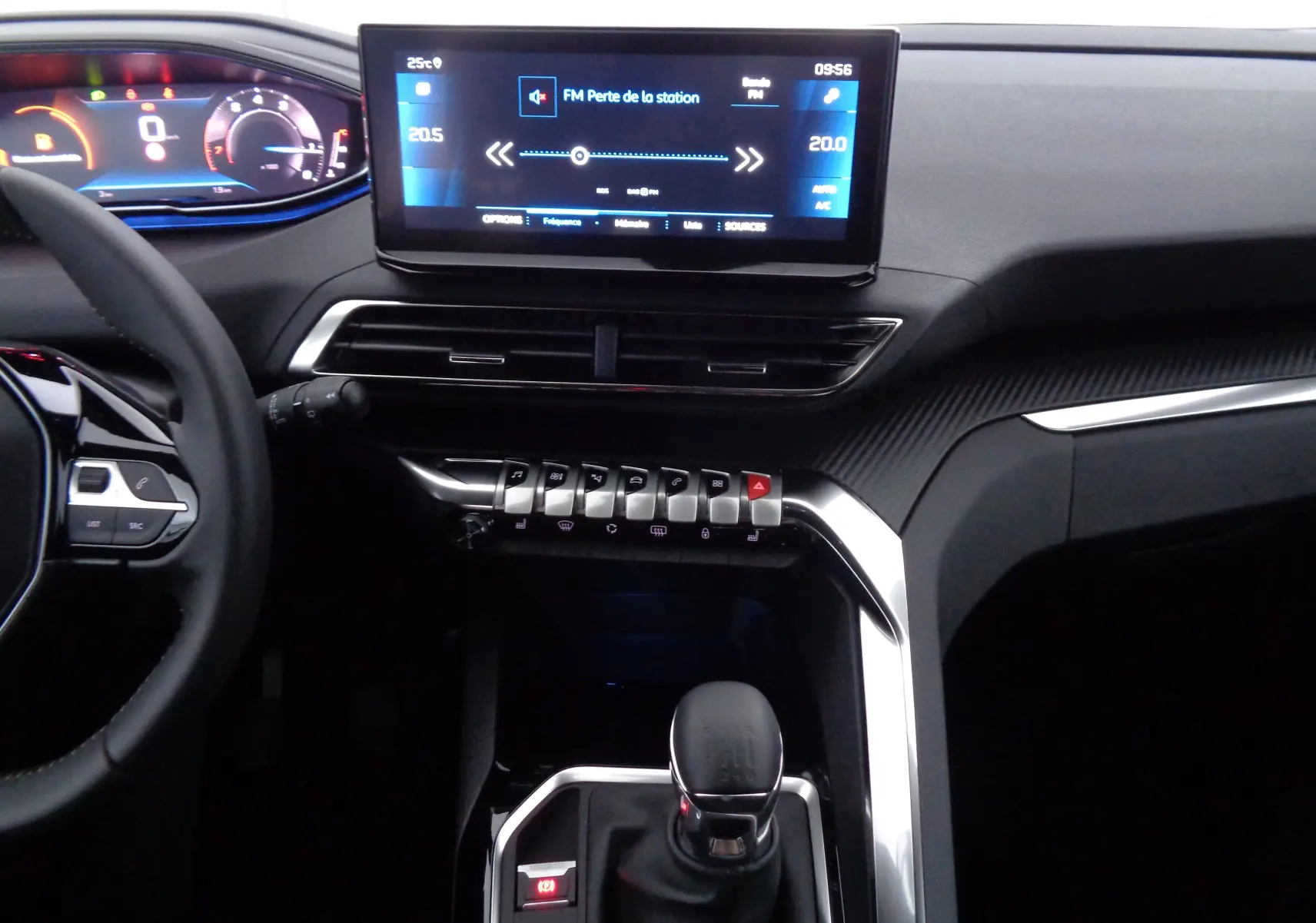 Intérieur du Peugeot 3008 2023 vu de face, tableau de bord avec écran tactile et levier de vitesse manuel visible.