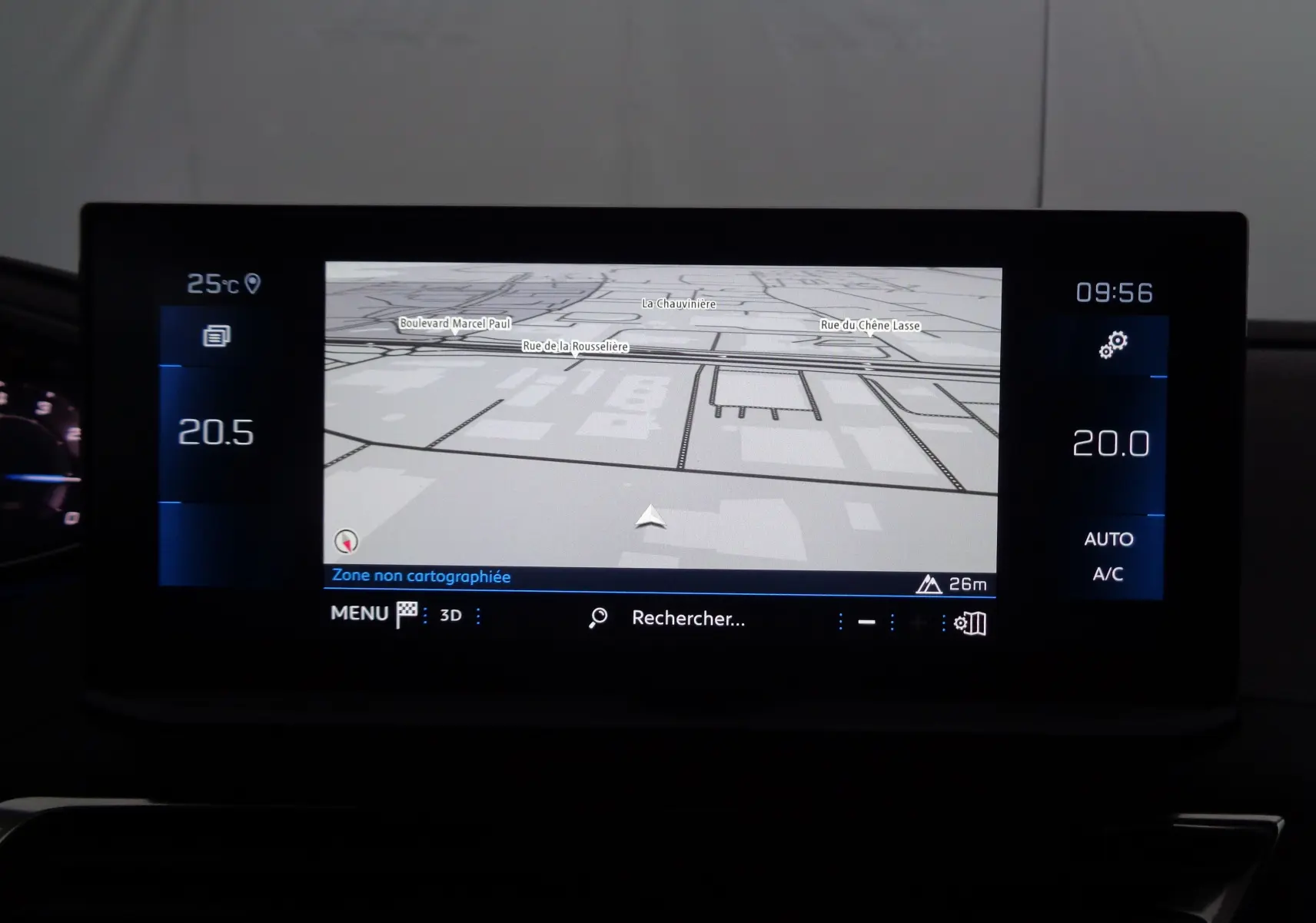 Écran central du tableau de bord du Peugeot 3008 2023 affichant la navigation et la climatisation digitale.