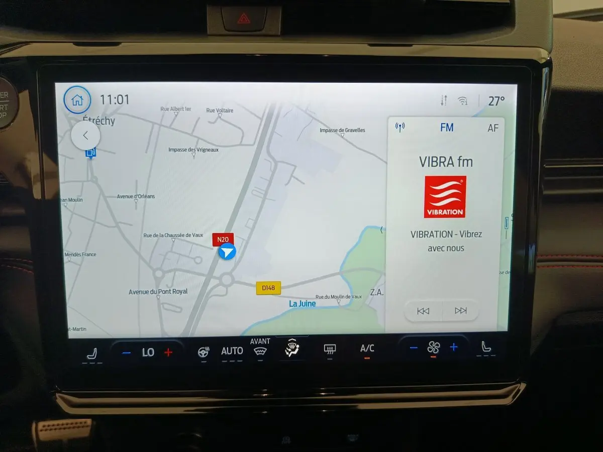 Écran tactile central du Ford Puma 2025 affichant la navigation et la radio VIBRA fm en intérieur noir.