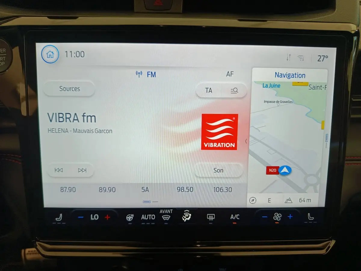 Écran tactile central du Ford Puma 2025 affichant radio VIBRA fm et navigation avec carte détaillée.