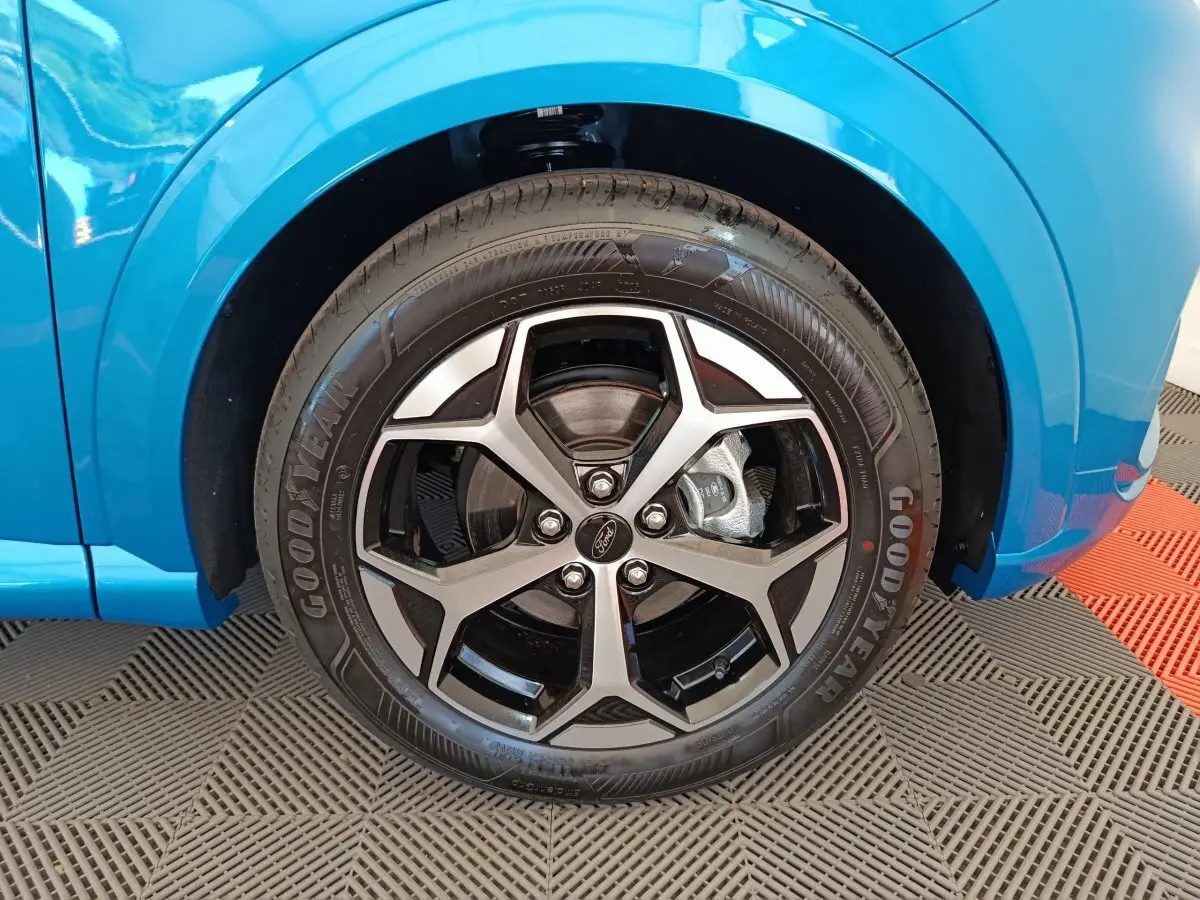 Gros plan sur la roue avant droite bleue du Ford Puma 2025 avec jante alliage et pneu Goodyear visible