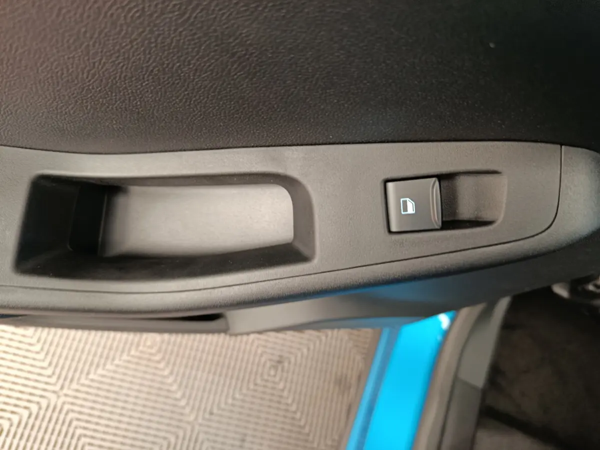 Bouton de verrouillage de porte sur la portière côté gauche d'un Ford Puma bleu 2025.