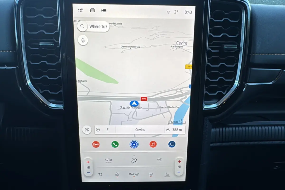 Écran tactile central du Ford Ranger 2.3 PHEV 281 Wildtrak Plus 2025 affichant la navigation, entouré de grilles d’aération noires.