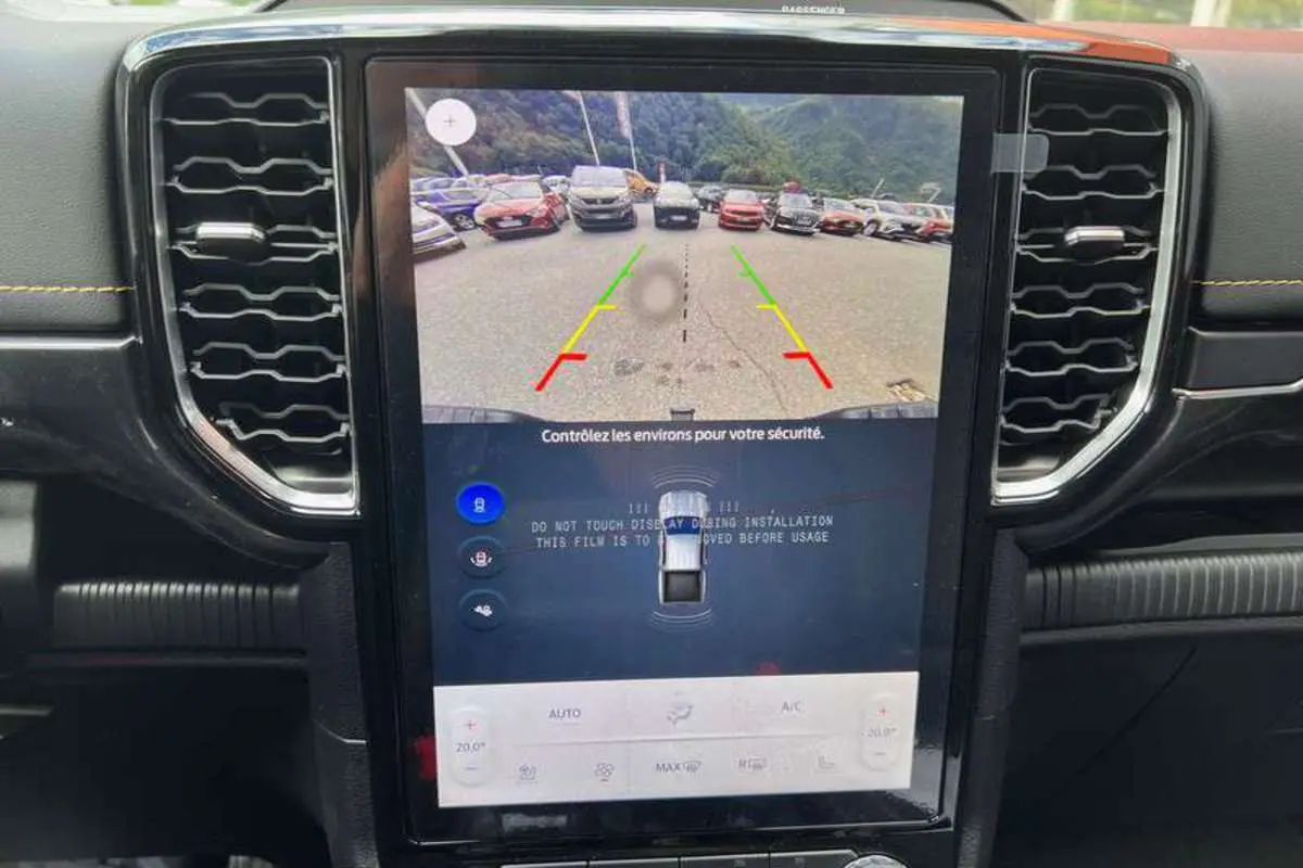 Écran central du Ford Ranger 2025 Cyber orange montrant la caméra de recul avec lignes de guidage colorées.