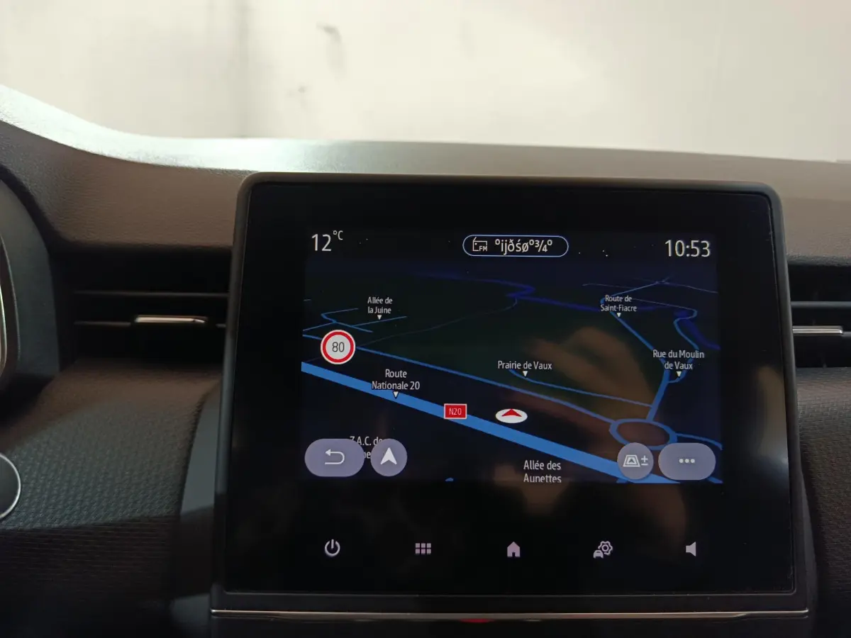 Écran tactile central affichant la navigation 3D dans l’habitacle d’une Renault Clio Business blanche de 2021.