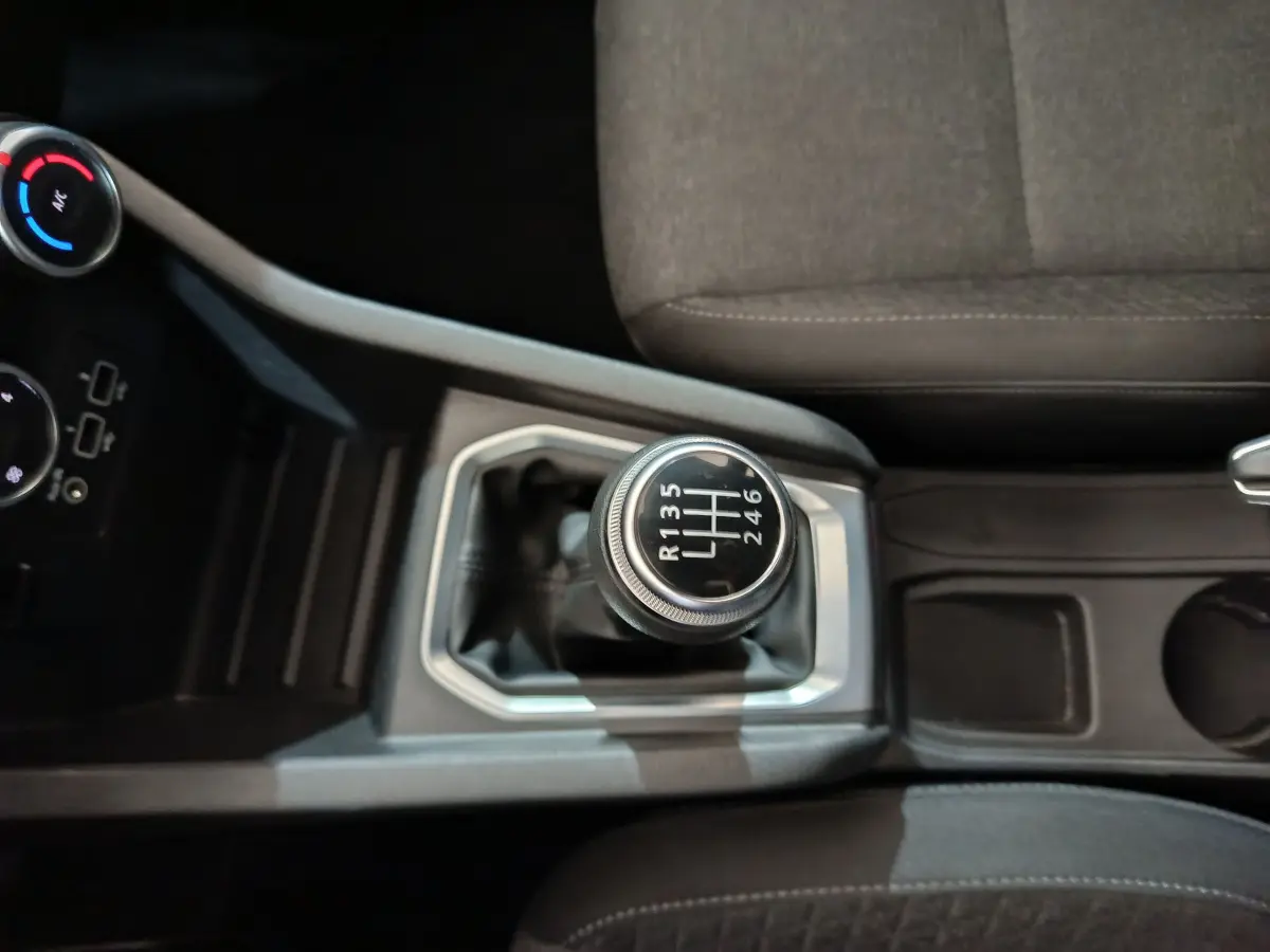 Gros plan sur le levier de vitesse manuel de la Renault Clio Business TCe 90 2021, intérieur gris et noir.