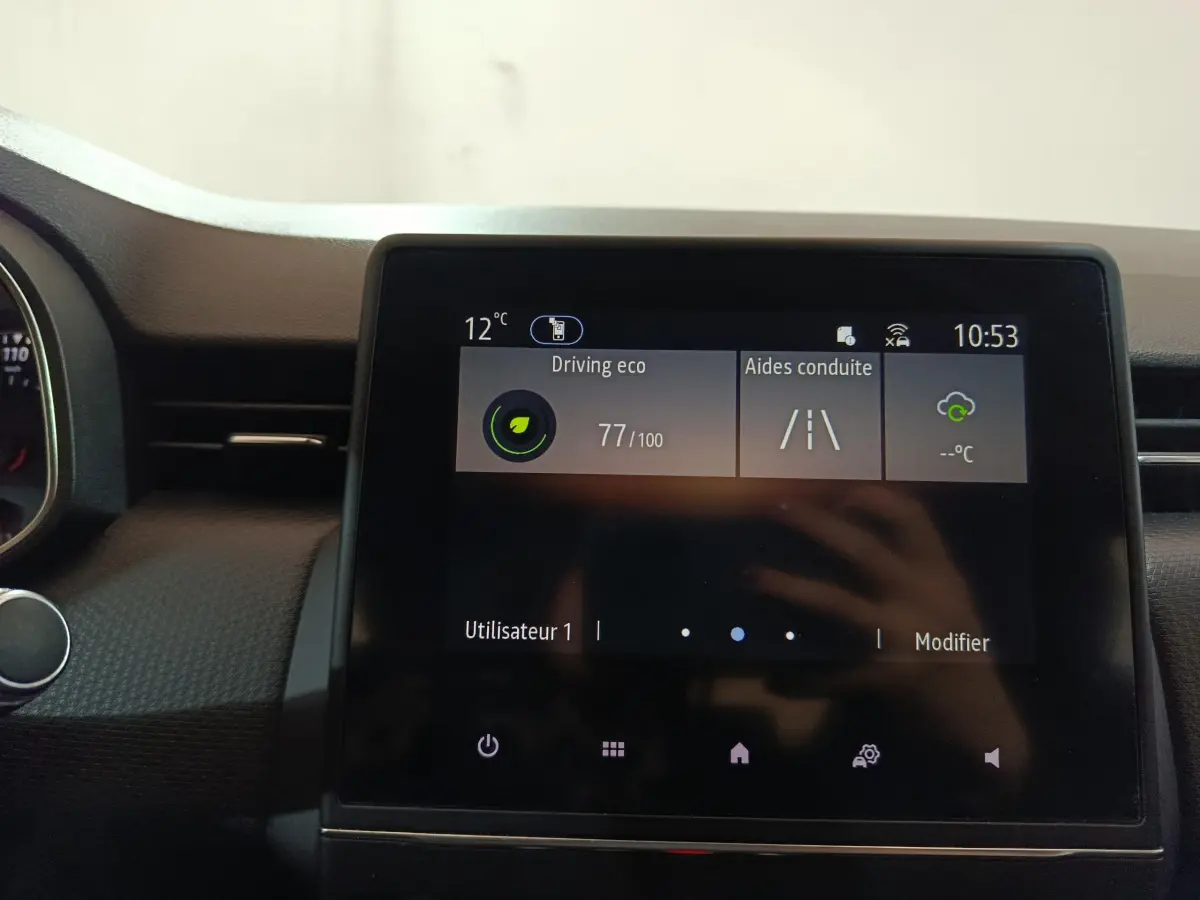 Écran tactile central de la Renault Clio Business blanc, affichant les aides à la conduite et l'info éco à 10h53