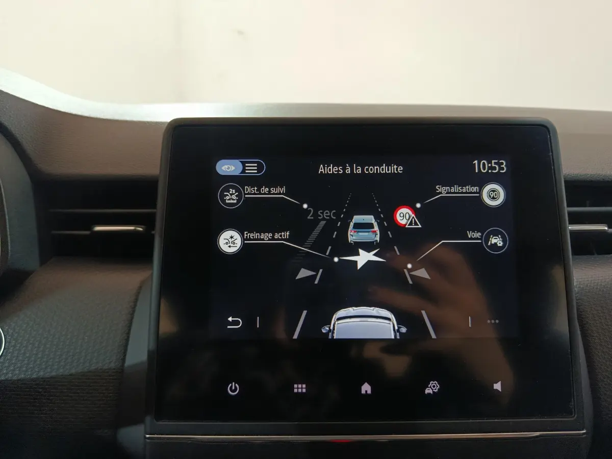 Écran tactile central de la Renault Clio Business TCe 90 2021 montrant les aides à la conduite en mode nuit.