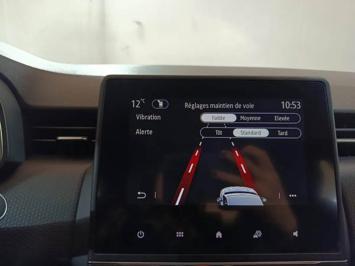 Écran tactile central de la Renault Clio Business blanc 2021 montrant les réglages du maintien de voie.