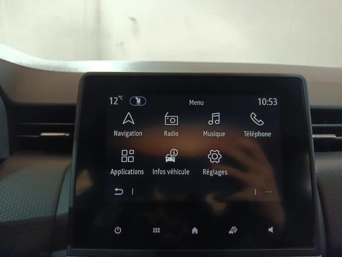 Écran tactile central de la Renault Clio Business blanc 2021 affichant le menu principal avec navigation et radio.