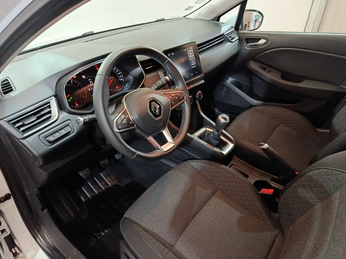 Intérieur avant droit de Renault Clio Business blanc 2021, volant cuir, écran tactile et boîte manuelle visible