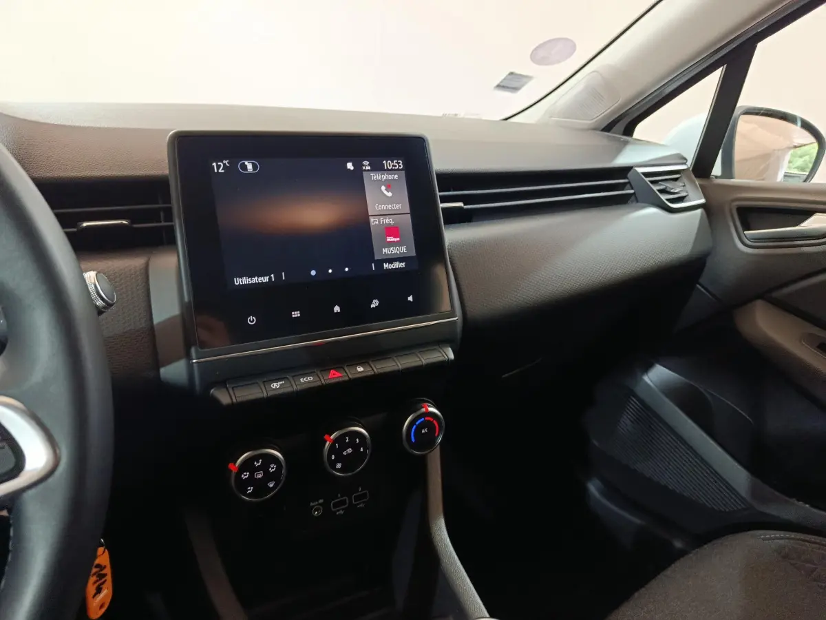 Tableau de bord de Renault Clio Business TCe 90 2021, vue côté passager avec écran tactile et commandes climatisation.