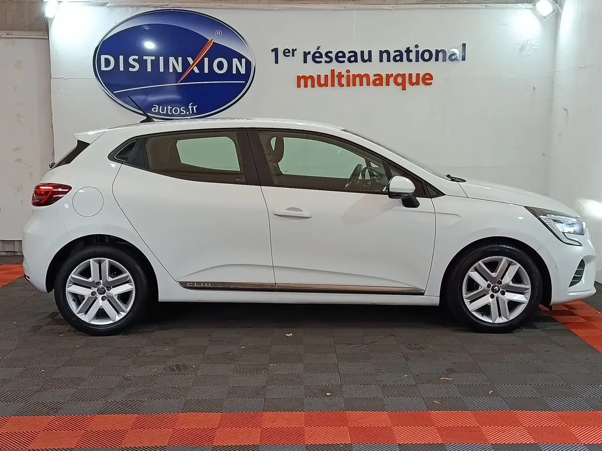 Profil droit d'une Renault Clio Business TCe 90 blanche 2021 avec jantes alliage et feux arrière LED visibles.