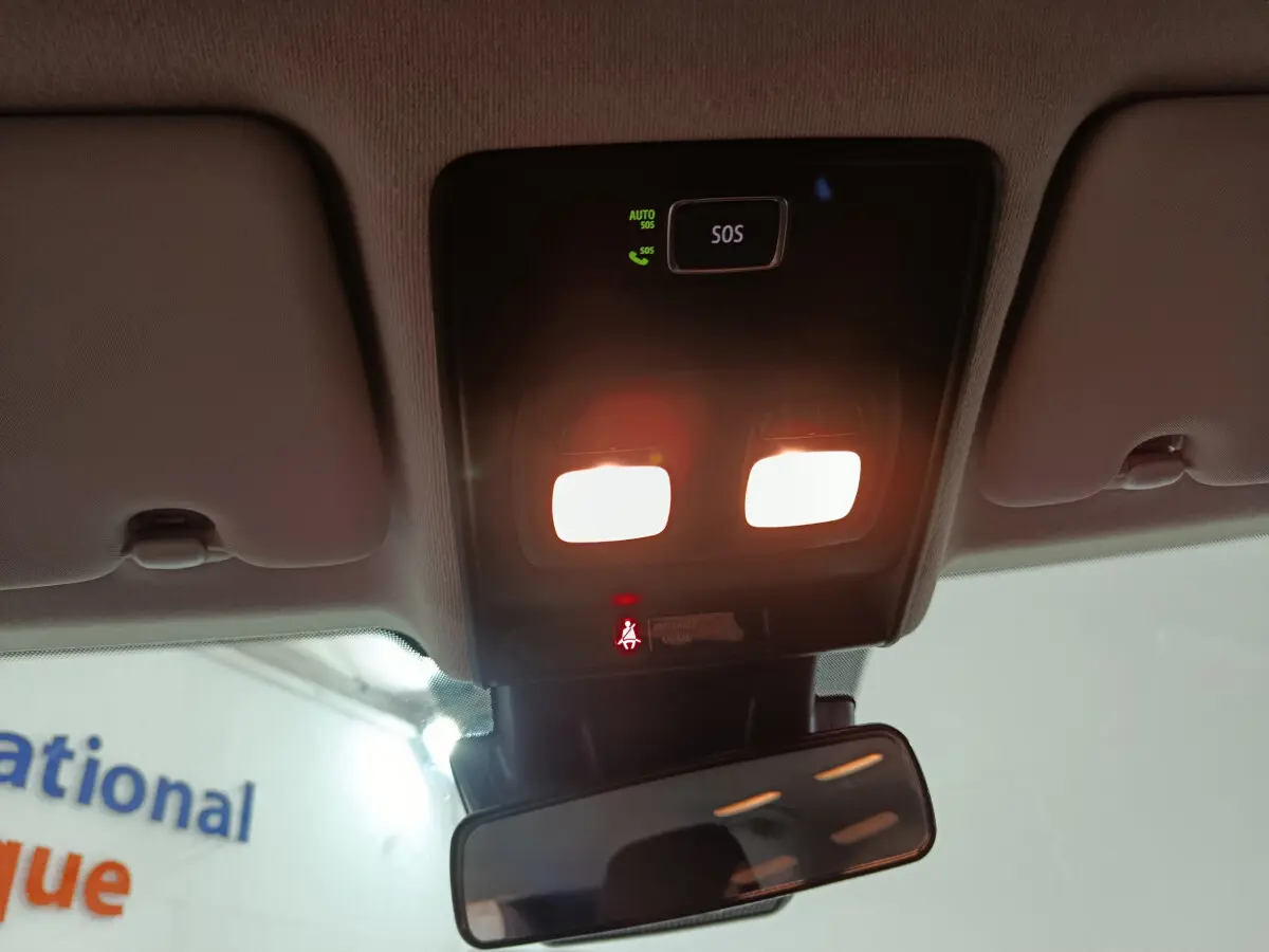 Vue rapprochée du plafonnier intérieur avec éclairage et bouton SOS de la Renault Clio Business TCe 90 blanche 2021.