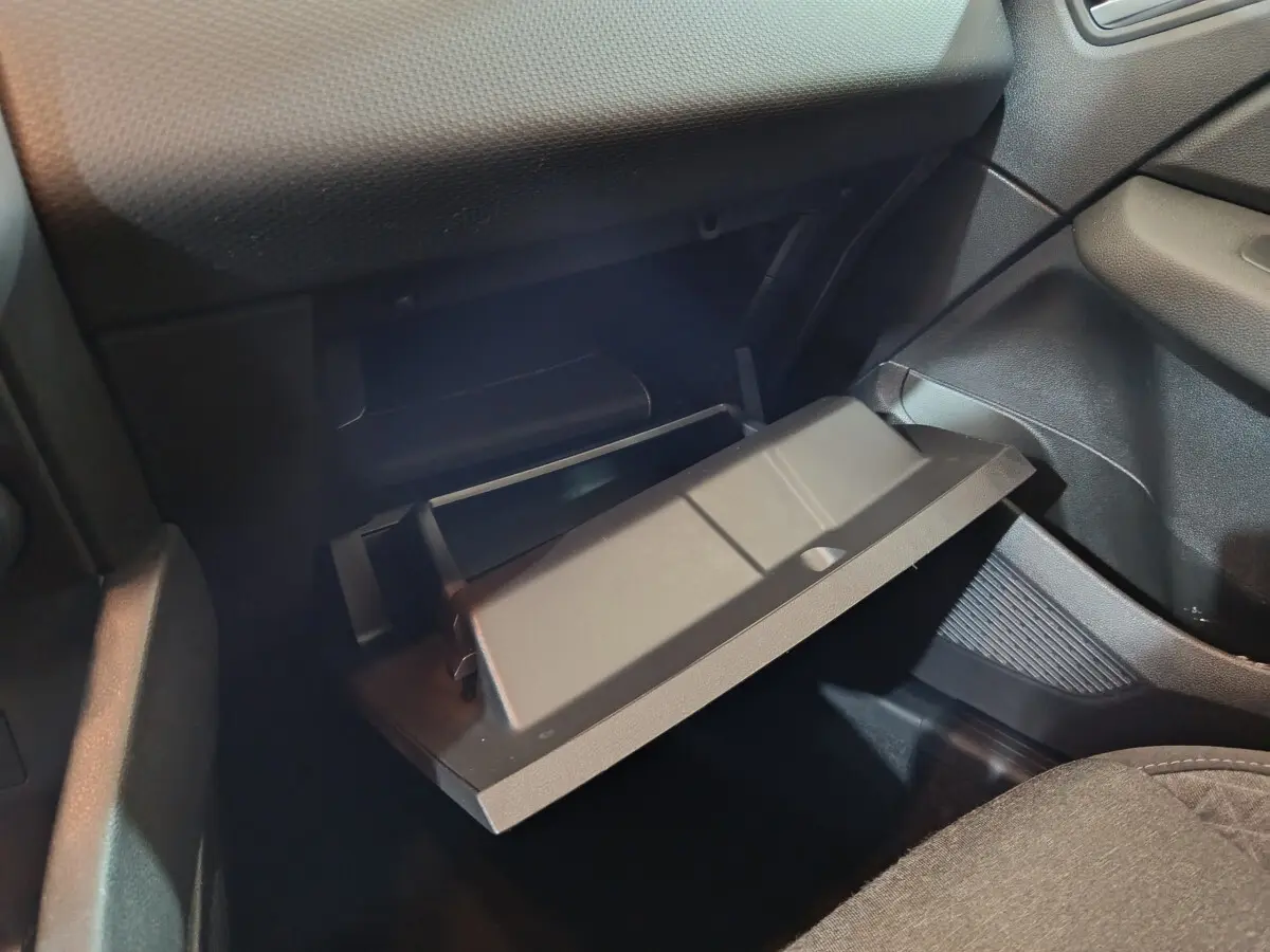 Gros plan sur la boîte à gants ouverte côté passager intérieur d'une Renault Clio Business TCe 90 blanche de 2021.