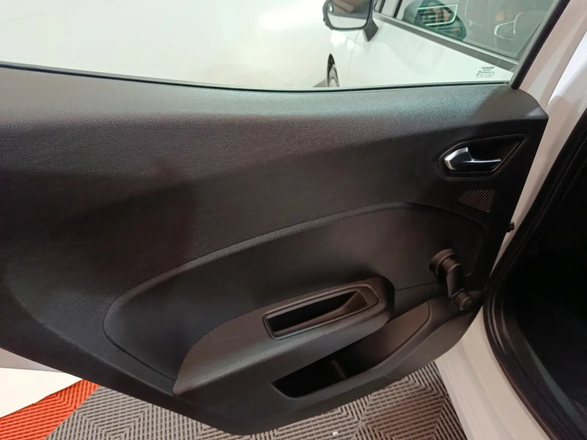 Intérieur de la porte arrière droite noire d'une Renault Clio Business TCe 90 blanche vue de côté avec poignée manuelle.