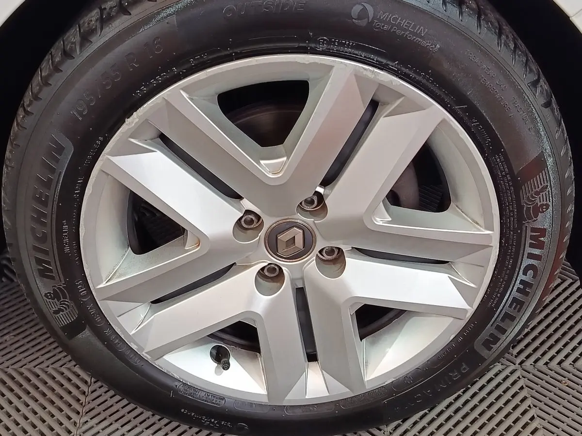 Gros plan sur la jante alliage argentée avec logo Renault au centre, montée sur pneu Michelin noir.