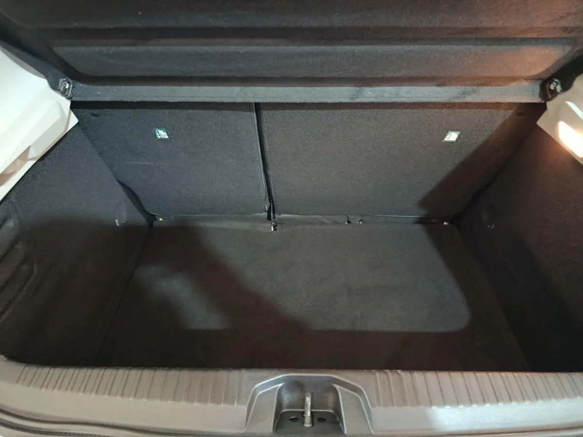 Coffre vide vu de face de la Renault Clio Business TCe 90 blanche de 2021, avec banquette arrière rabattable.