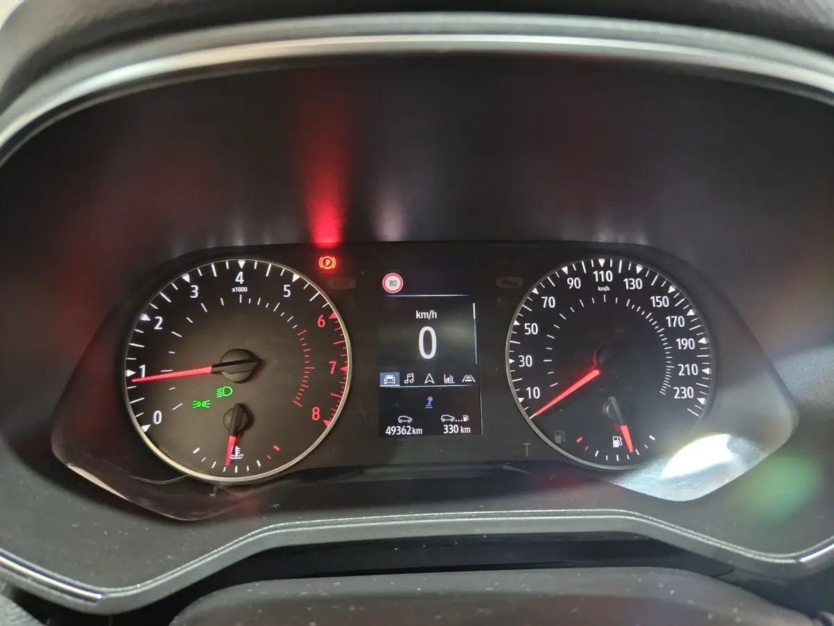 Vue rapprochée du tableau de bord numérique de la Renault Clio Business TCe 90 2021 avec affichage multifonctions et compteurs analogiques.