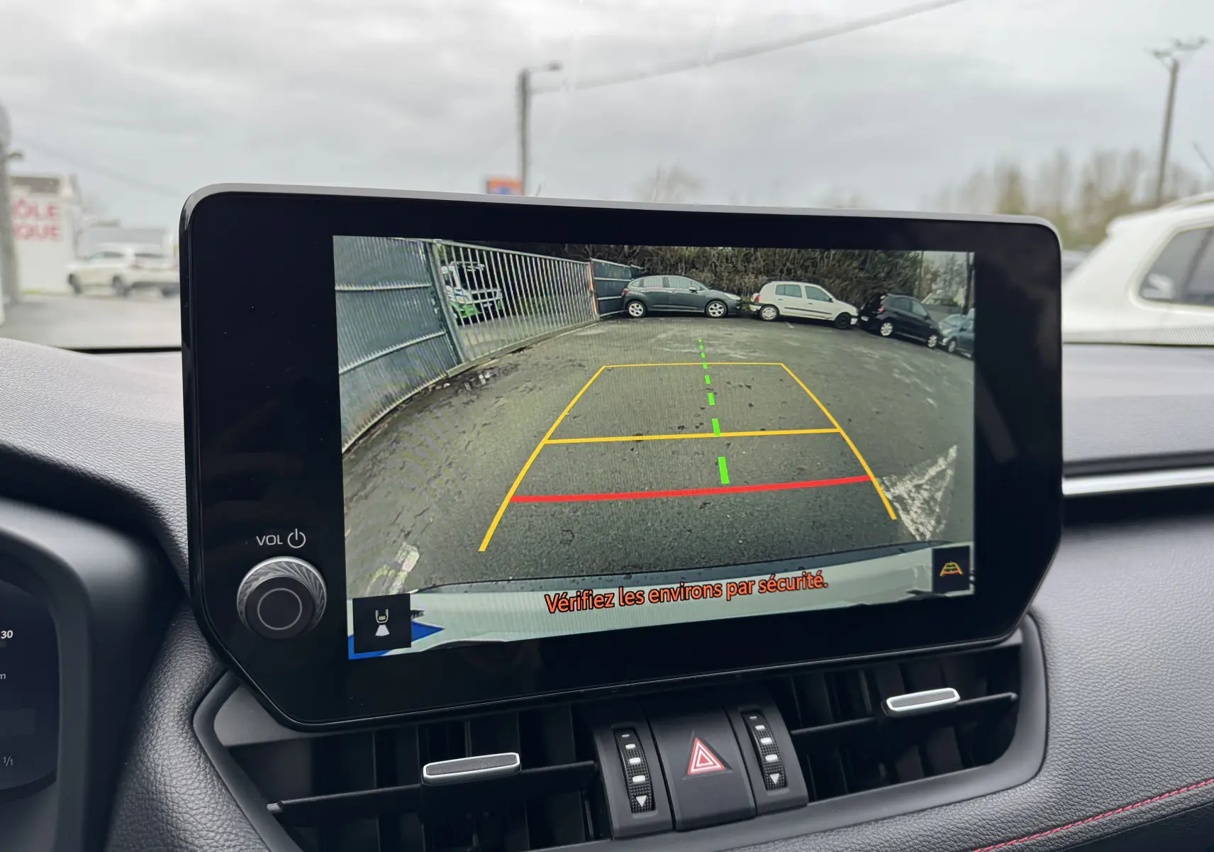 Écran multimédia du Suzuki Across 2023 affichant la caméra de recul avec guidage coloré en jaune, rouge et vert.