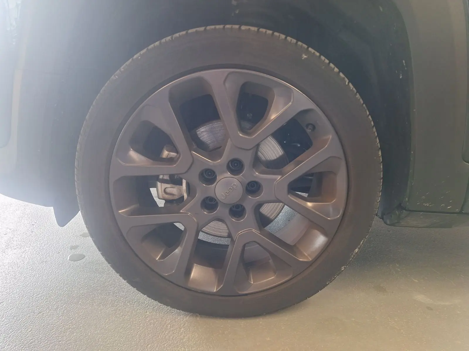 Gros plan sur la roue avant gauche noire du Jeep Renegade 2024 avec jante alliage 19 pouces au design moderne.