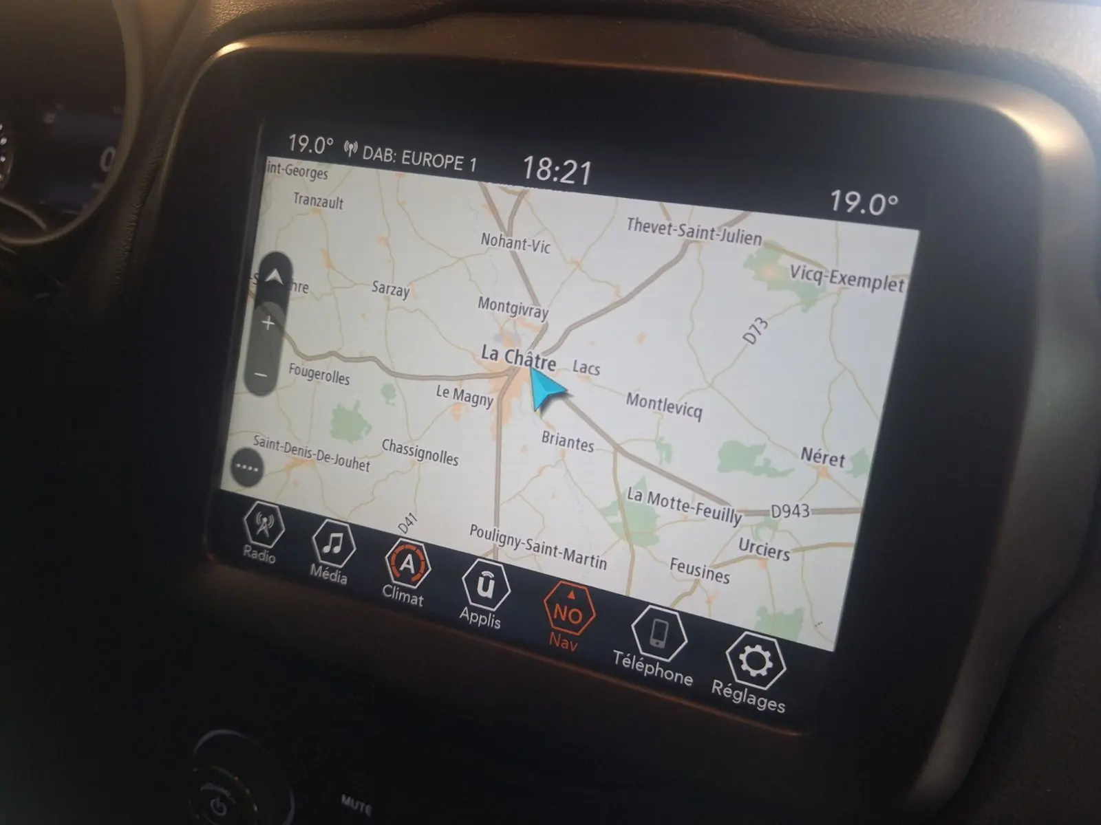 Écran tactile de navigation affichant une carte routière dans l'habitacle du Jeep Renegade noir 2024.