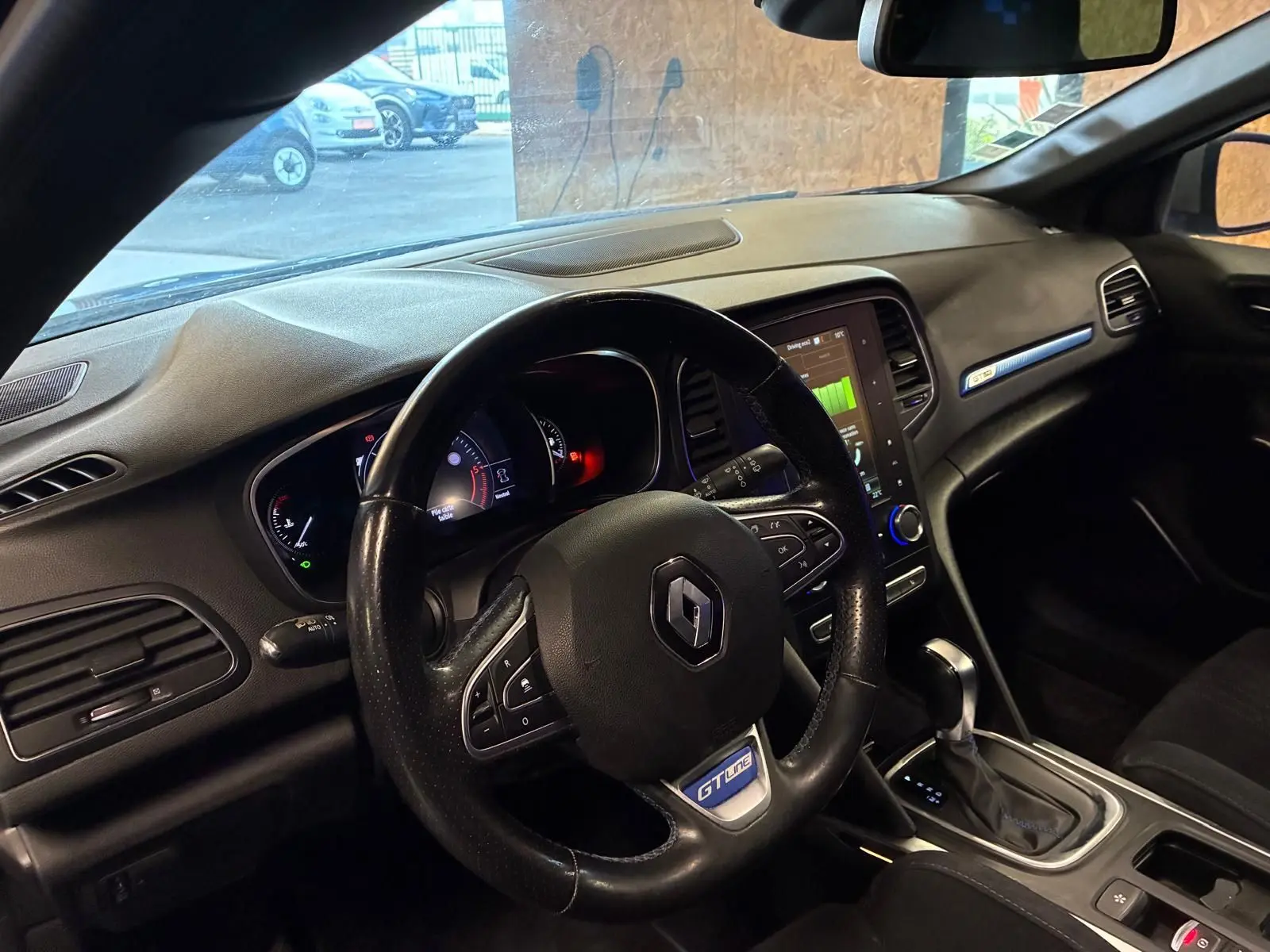Vue intérieure côté conducteur de la Renault Mégane GT Line 2019 avec volant cuir GT Line et écran tactile central.