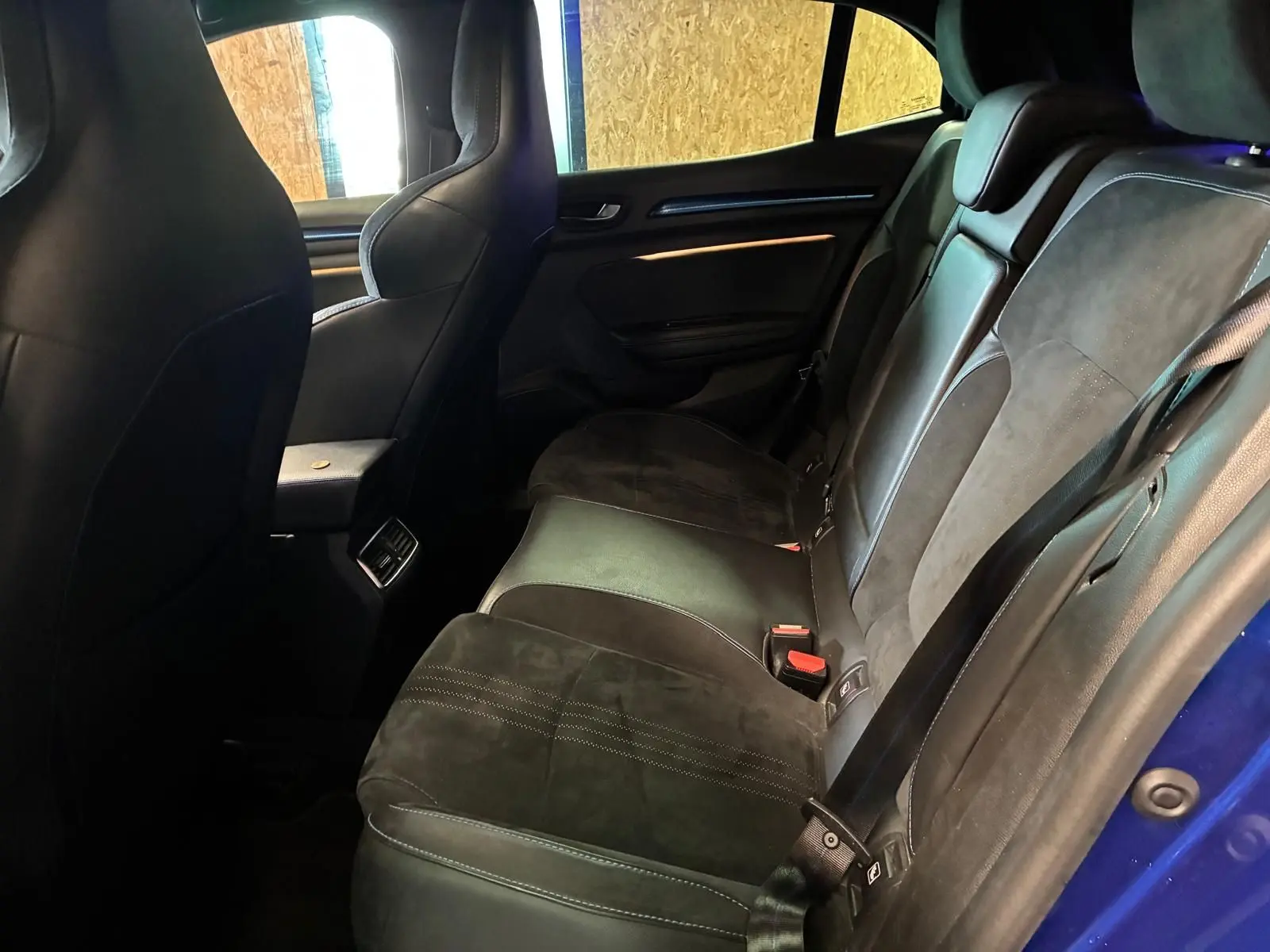 Vue intérieure côté droit des sièges arrière noirs en cuir et alcantara d'une Renault Mégane 1.7 Blue dCi 150 GT Line bleu 2019.