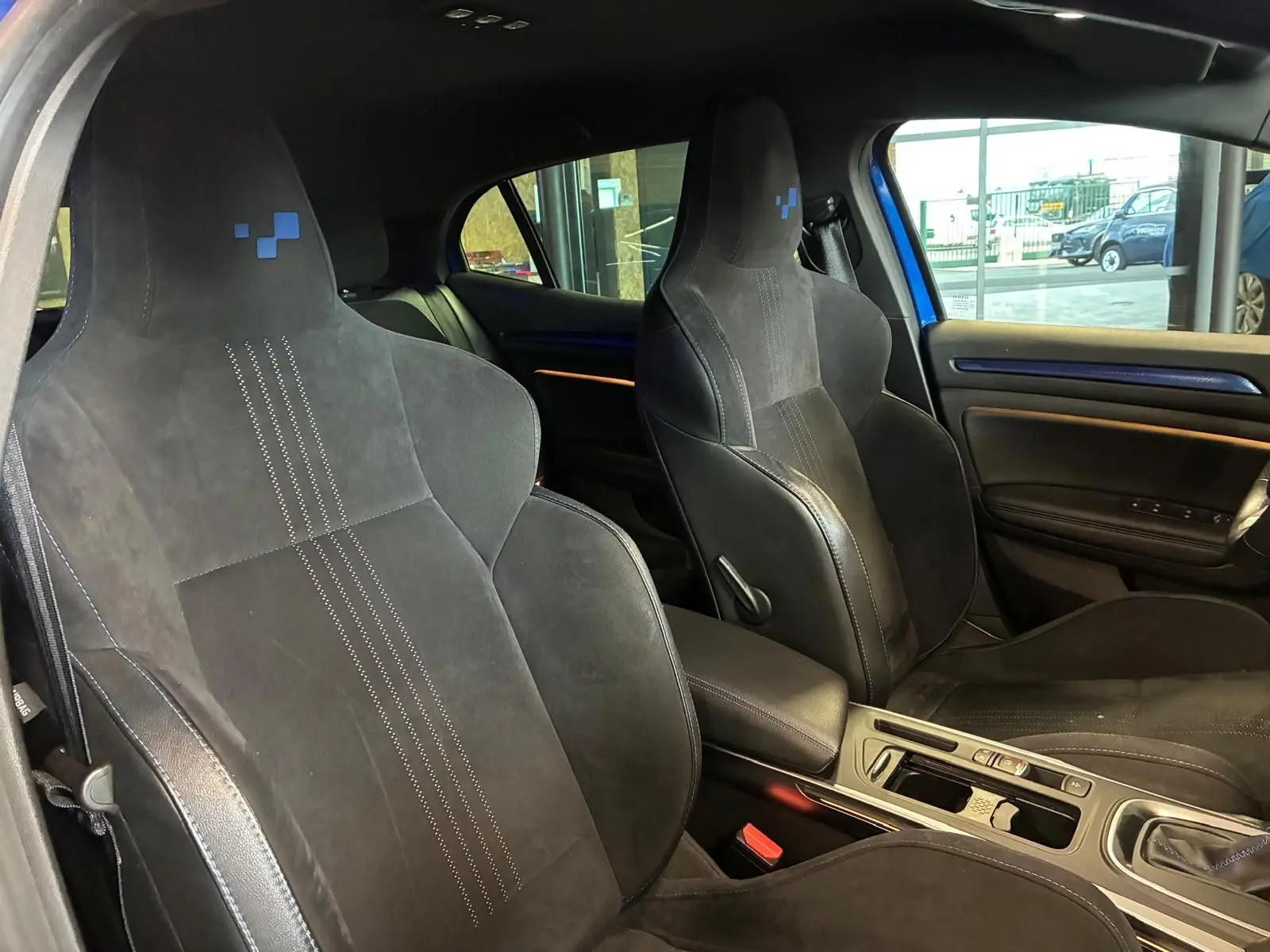 Vue intérieure rapprochée des sièges avant sport en alcantara noir de la Renault Mégane 1.7 BlueDCI 150 GT Line bleue.