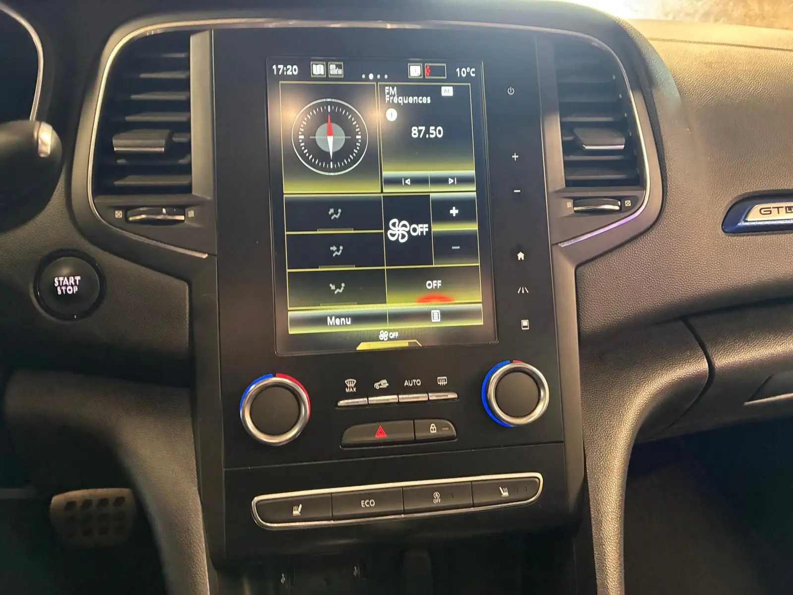 Vue rapprochée de la console centrale de la Renault Mégane GT Line 2019 avec écran tactile et commandes climatisation.