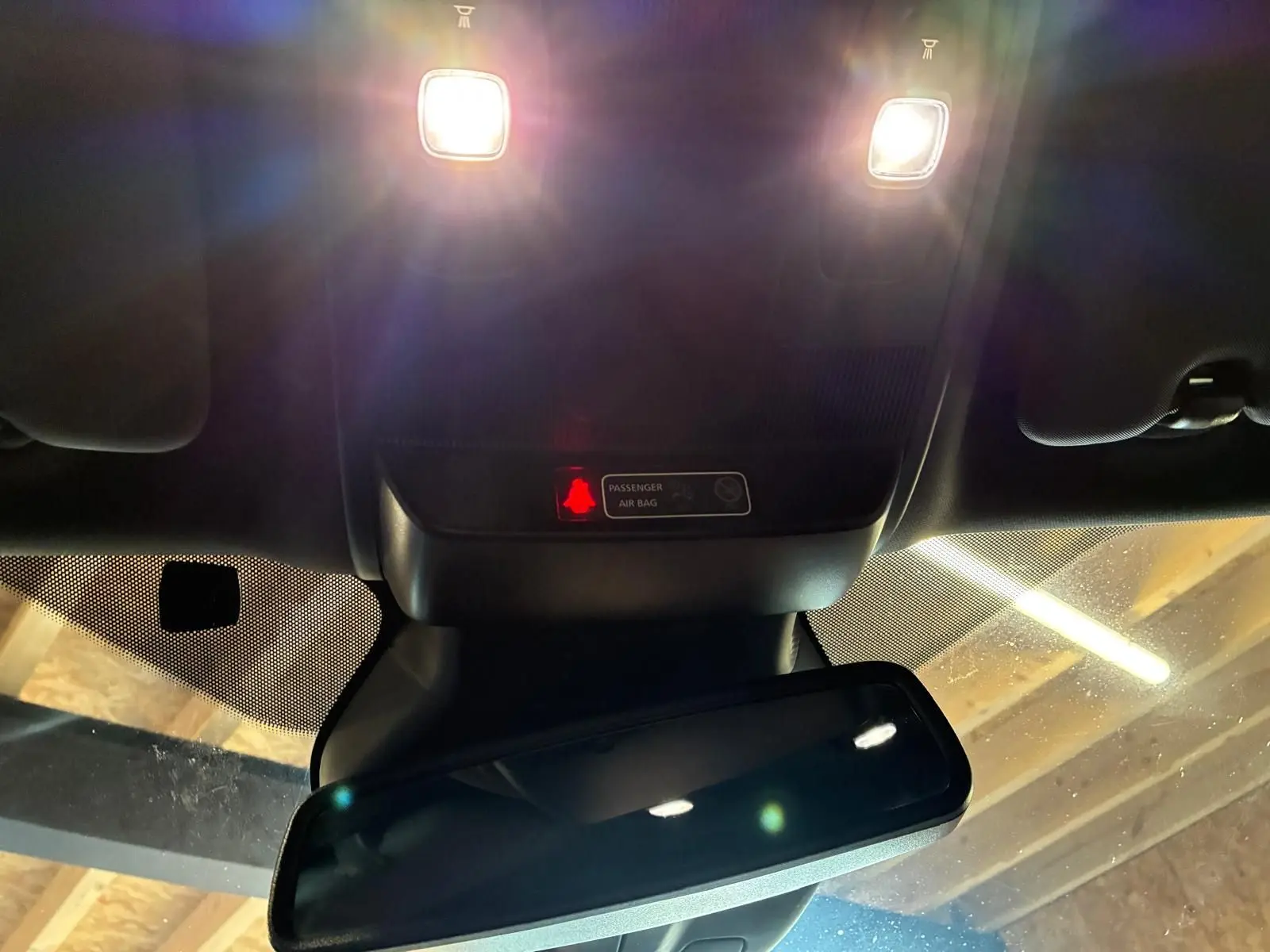 Vue intérieure du rétroviseur central et plafonnier allumé d'une Renault Mégane 1.7 BlueDCI 150 GT Line de 2019, avec indication airbag passager.