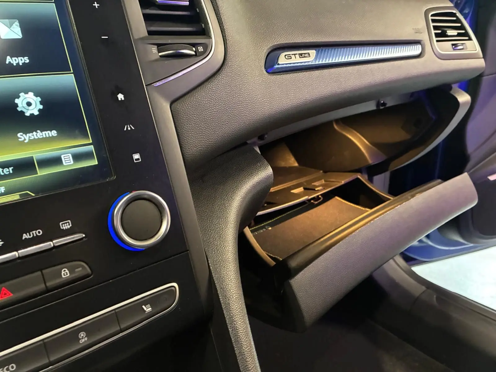 Intérieur de Renault Mégane GT Line 2019, vue sur la boîte à gants ouverte côté passager avec tableau de bord noir et écran tactile.