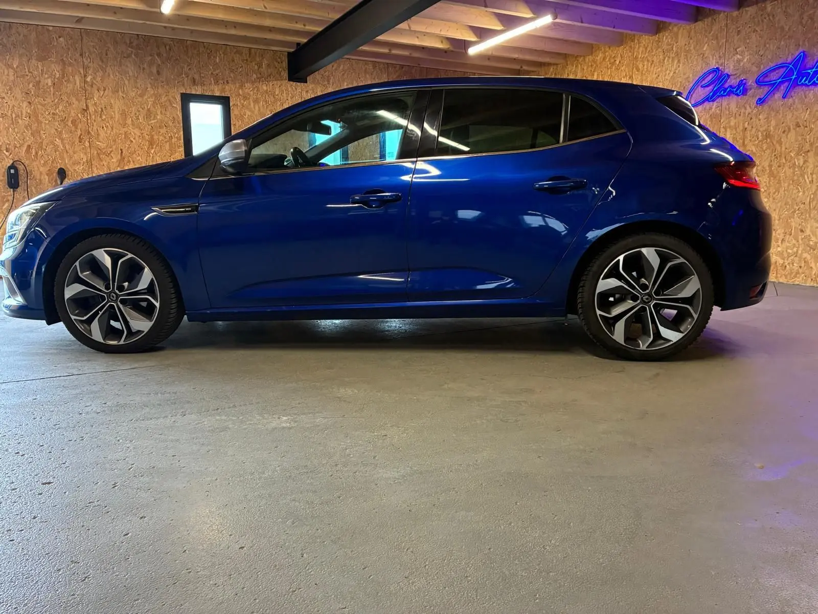 Renault Mégane 1.7 BlueDCI 150 GT Line bleu vue de profil côté gauche, avec jantes alliage distinctives en intérieur bois.