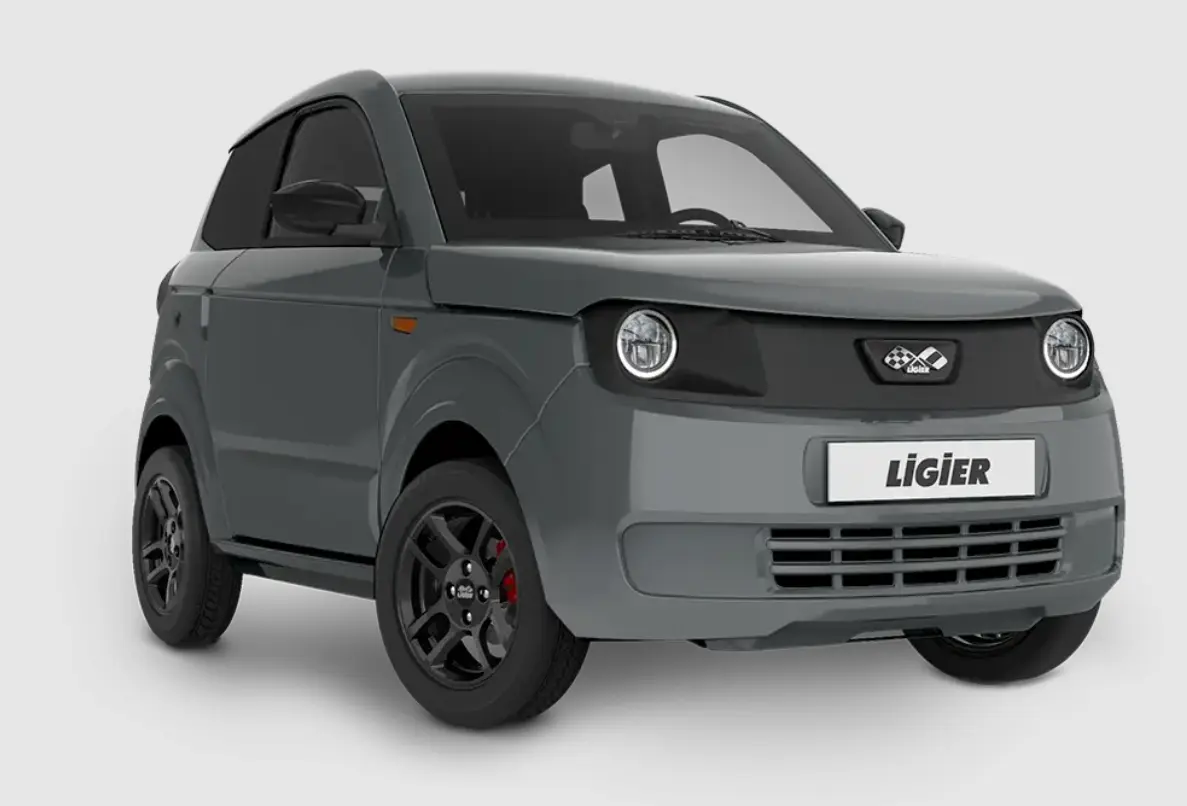 Vue 3/4 avant d'une LIGIER Myli gris clair avec jantes alu noires et vitres arrière surteintées.