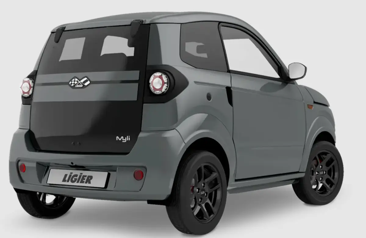 Vue 3/4 arrière droite d'une Ligier Myli gris clair avec jantes alu noires et hayon noir brillant.